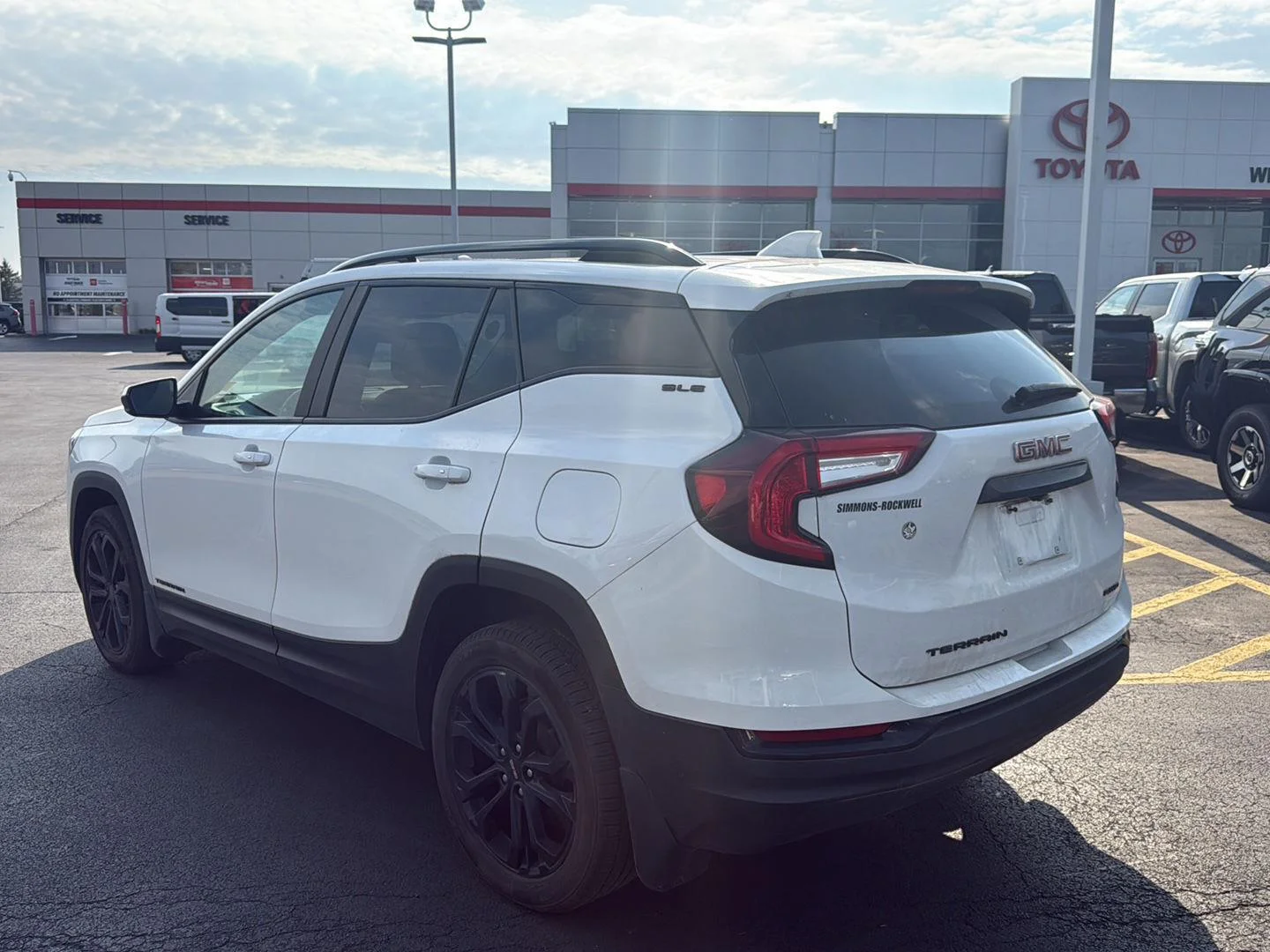 Used 2022 Summit White GMC SLE image 5