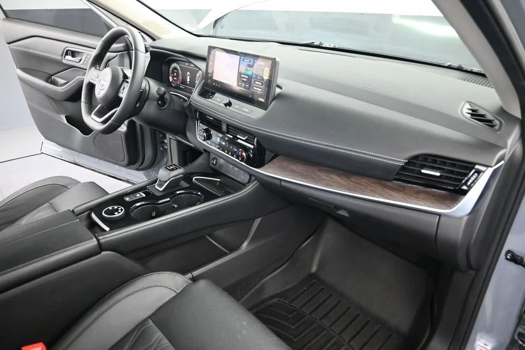 Used 2024 Gray Nissan Platinum image 28