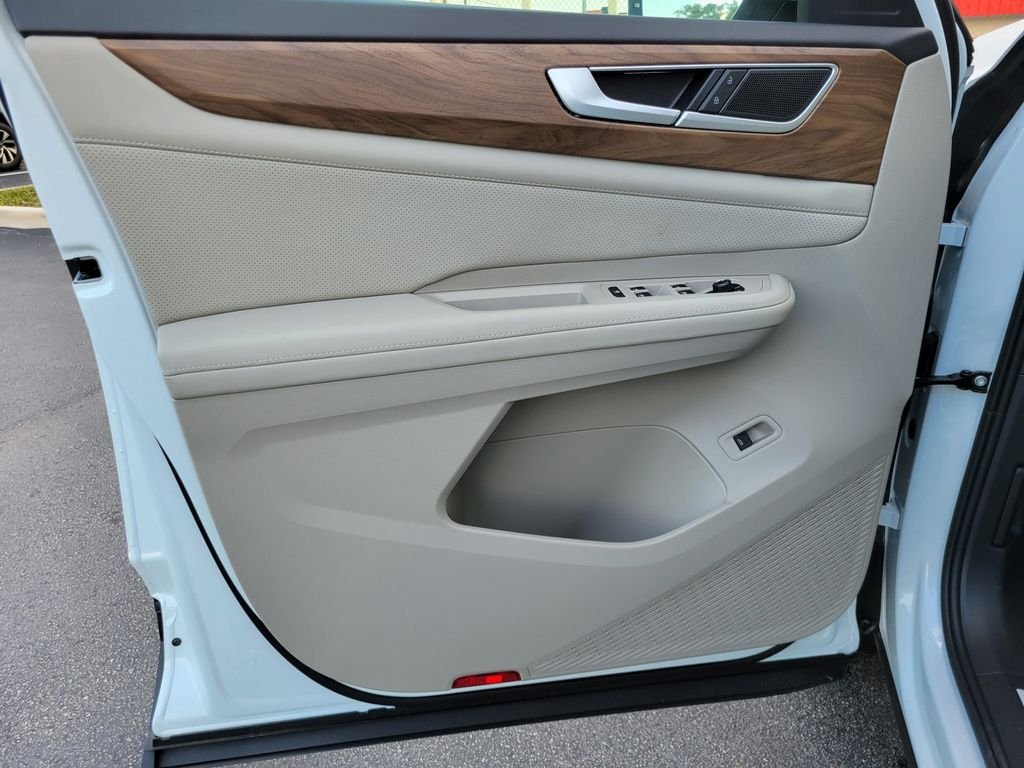 New 2026 White/off-white Volkswagen SE w/Technology image 13