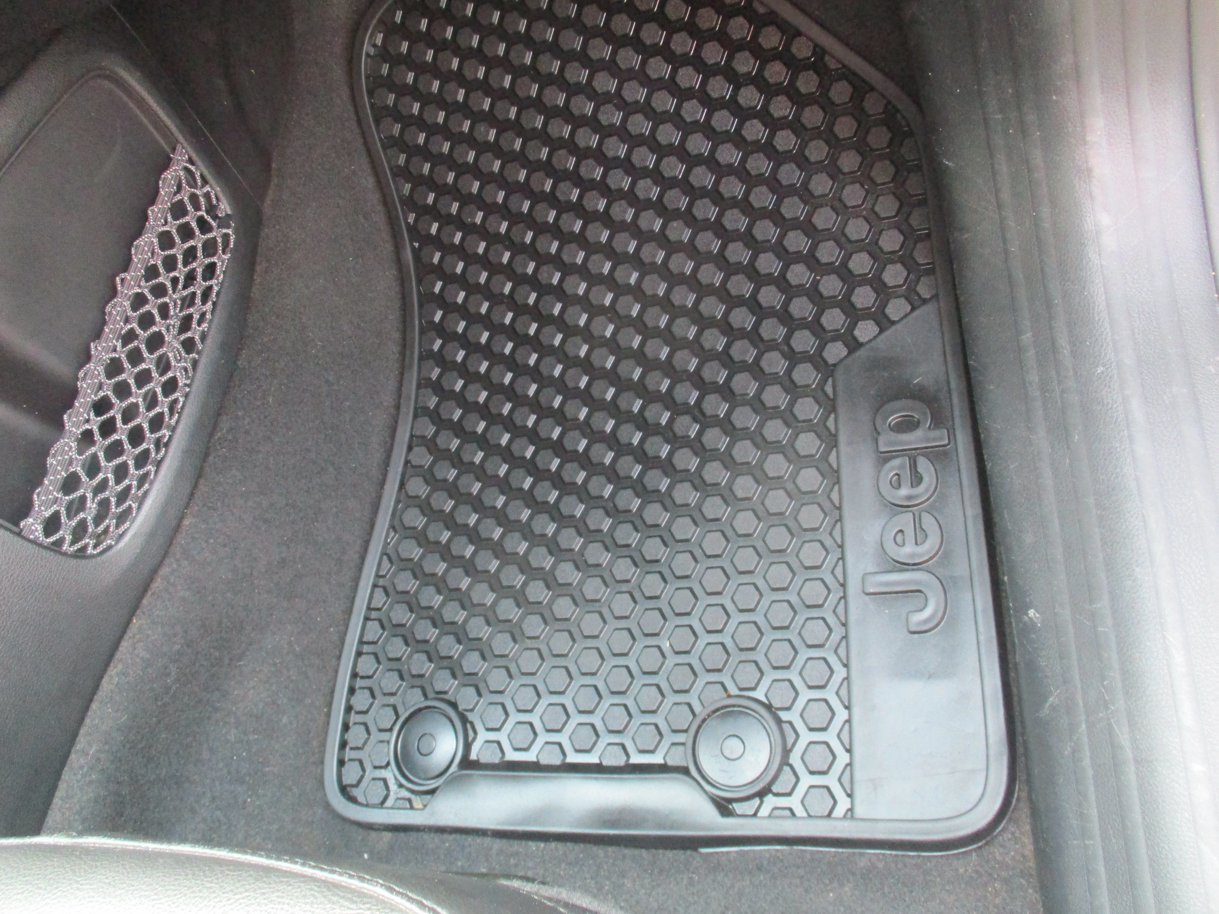 Used 2020 White Clearcoat Jeep Latitude image 35