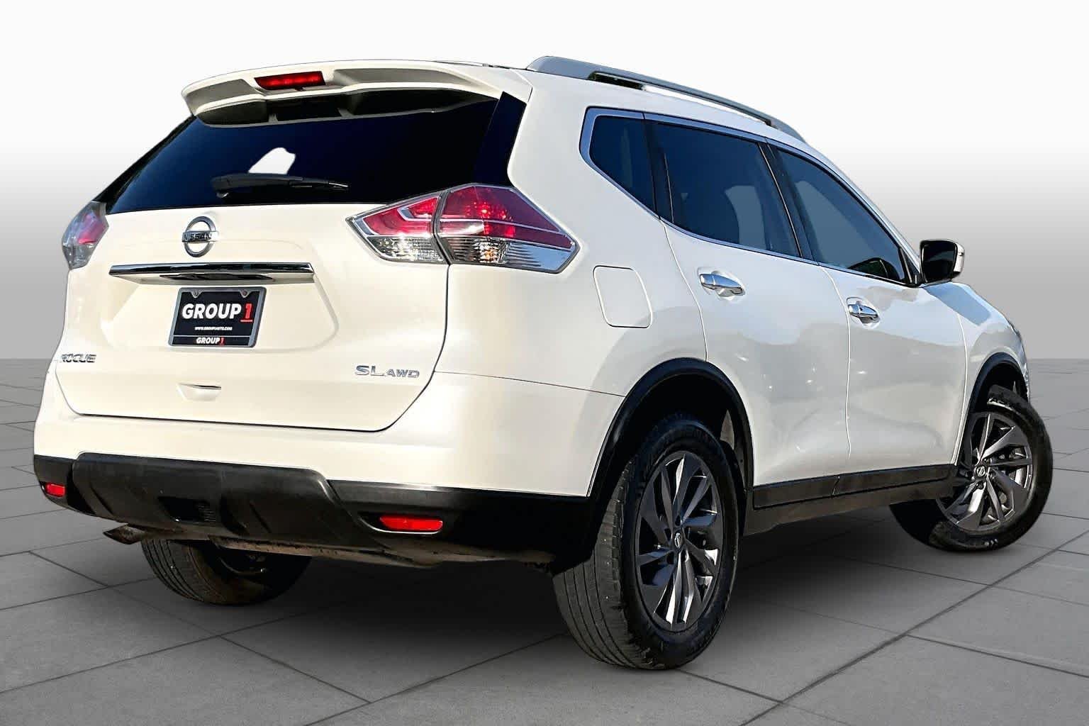 Used 2016 Pearl White Nissan SL image 12