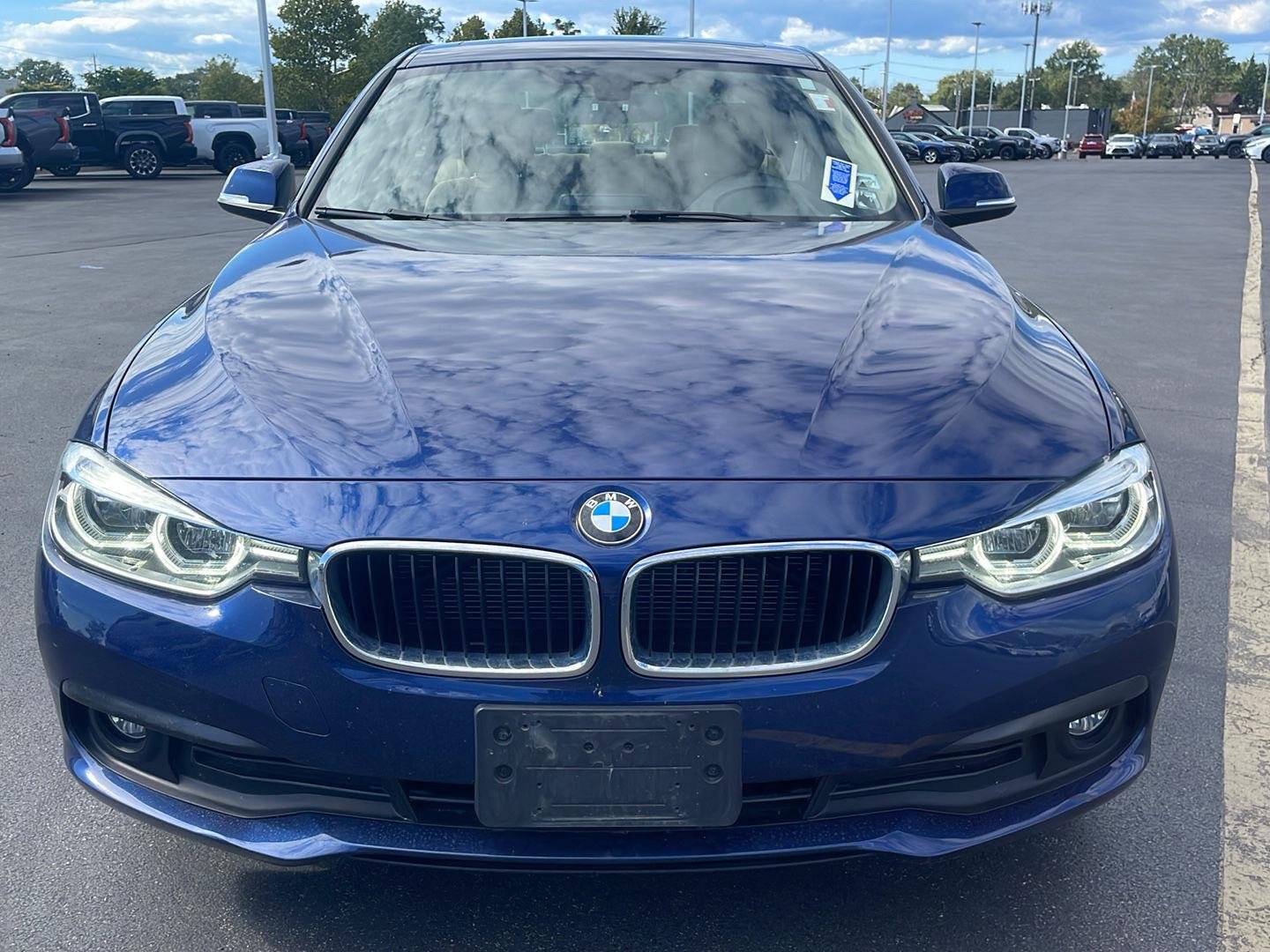 Used 2018 Mediterranean Blue Metallic BMW 320i xDrive image 10