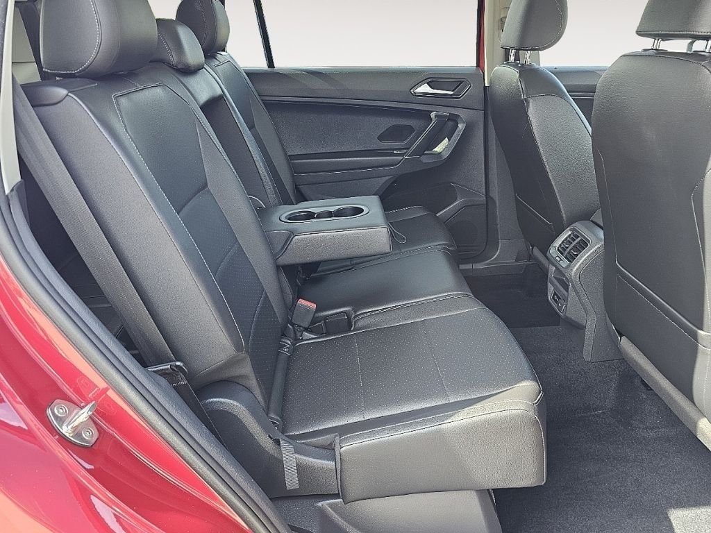 Used 2018 Cardinal Red Metallic Volkswagen 2.0T SEL image 22