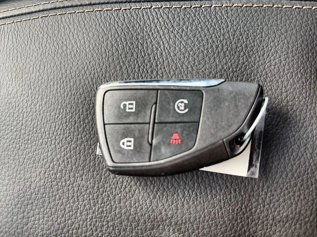 Used 2025 Silver GMC Denali image 36