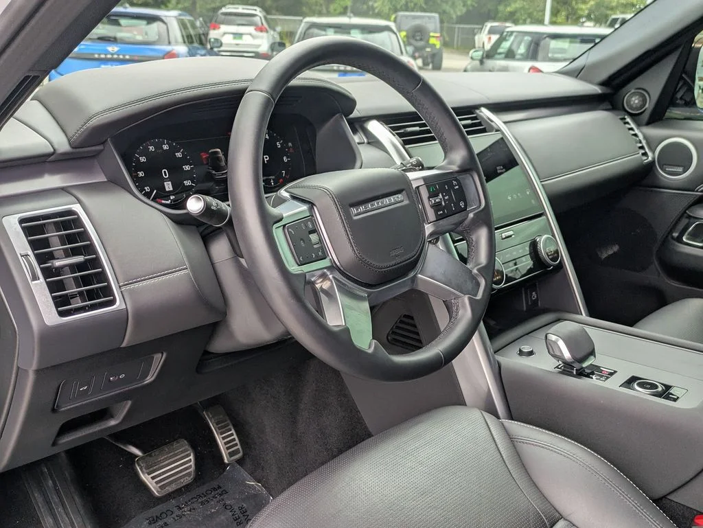 Used 2025 White Land Rover Metropolitan Edition image 28