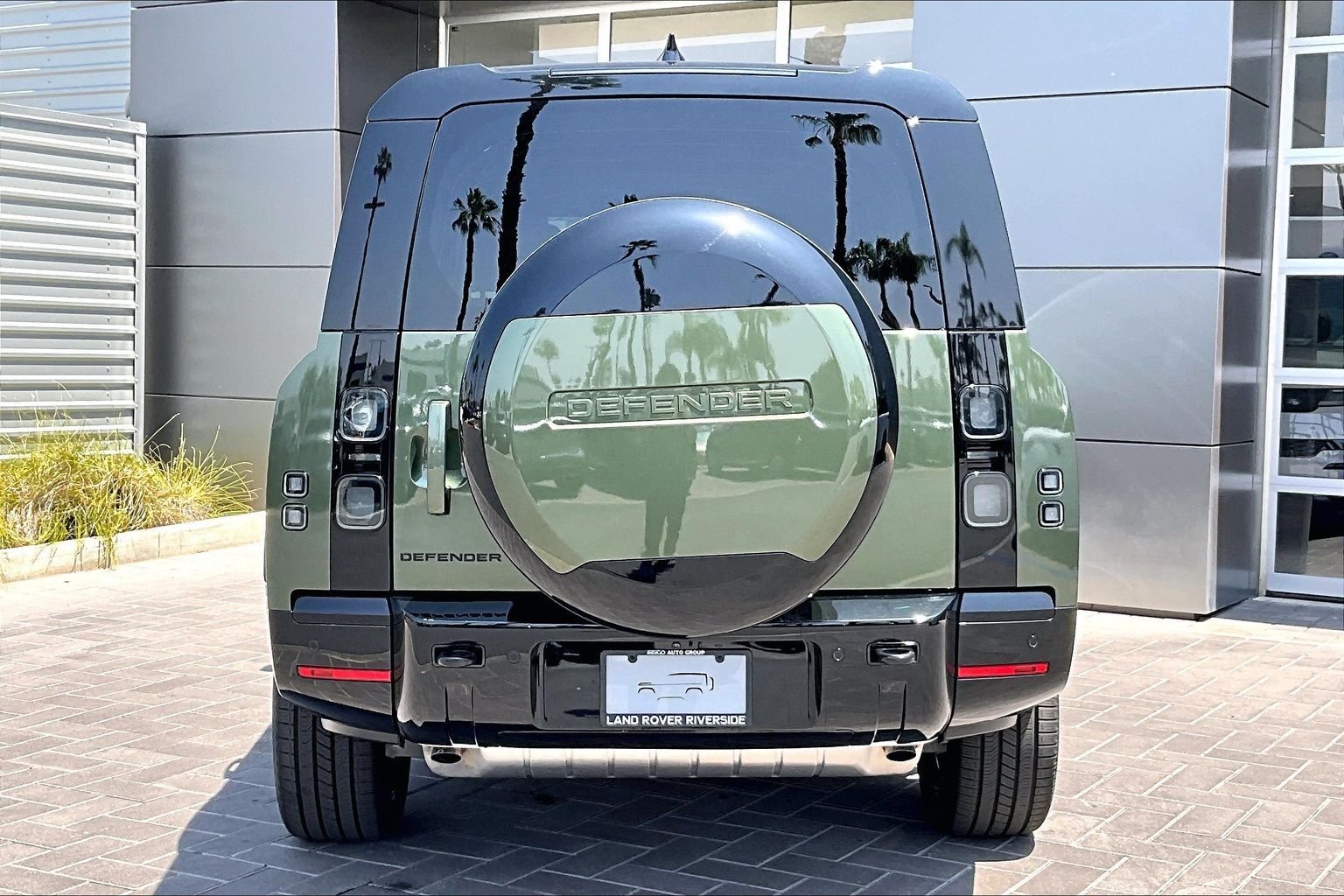 New 2026 Woolstone Green Land Rover X-Dynamic SE image 4
