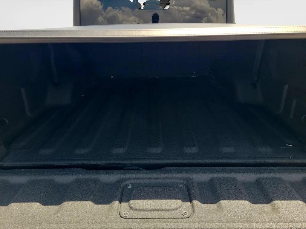 Used 2023 Granite Crystal M Jeep Sport S image 9