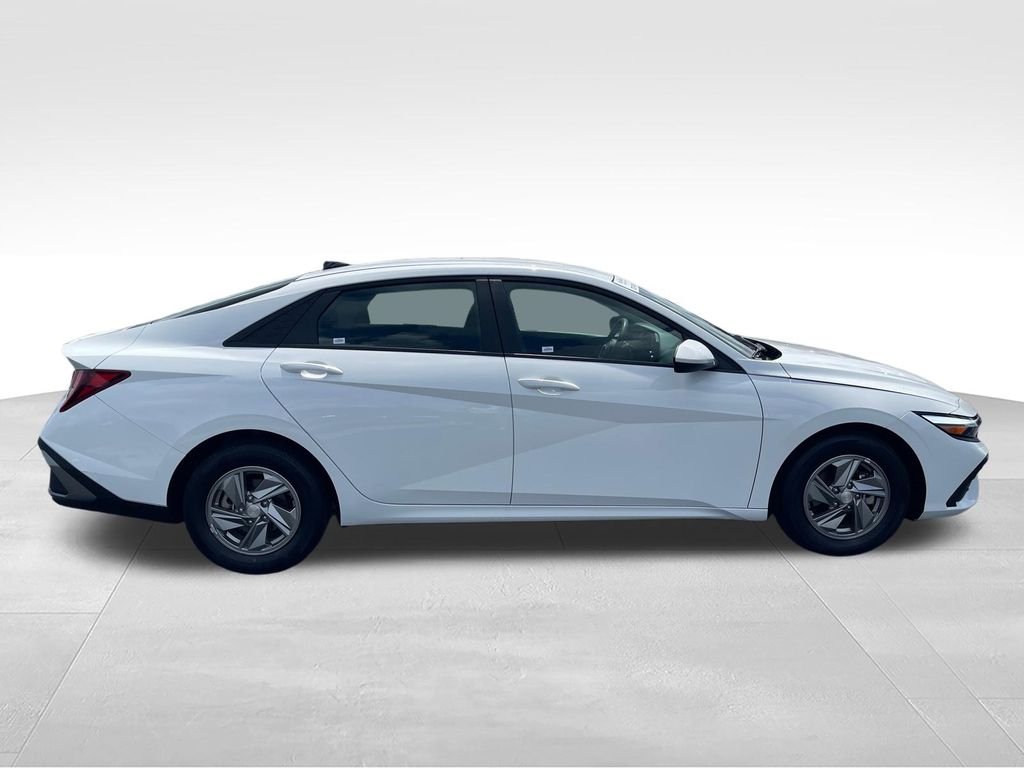 Used 2025 White Hyundai SE image 6