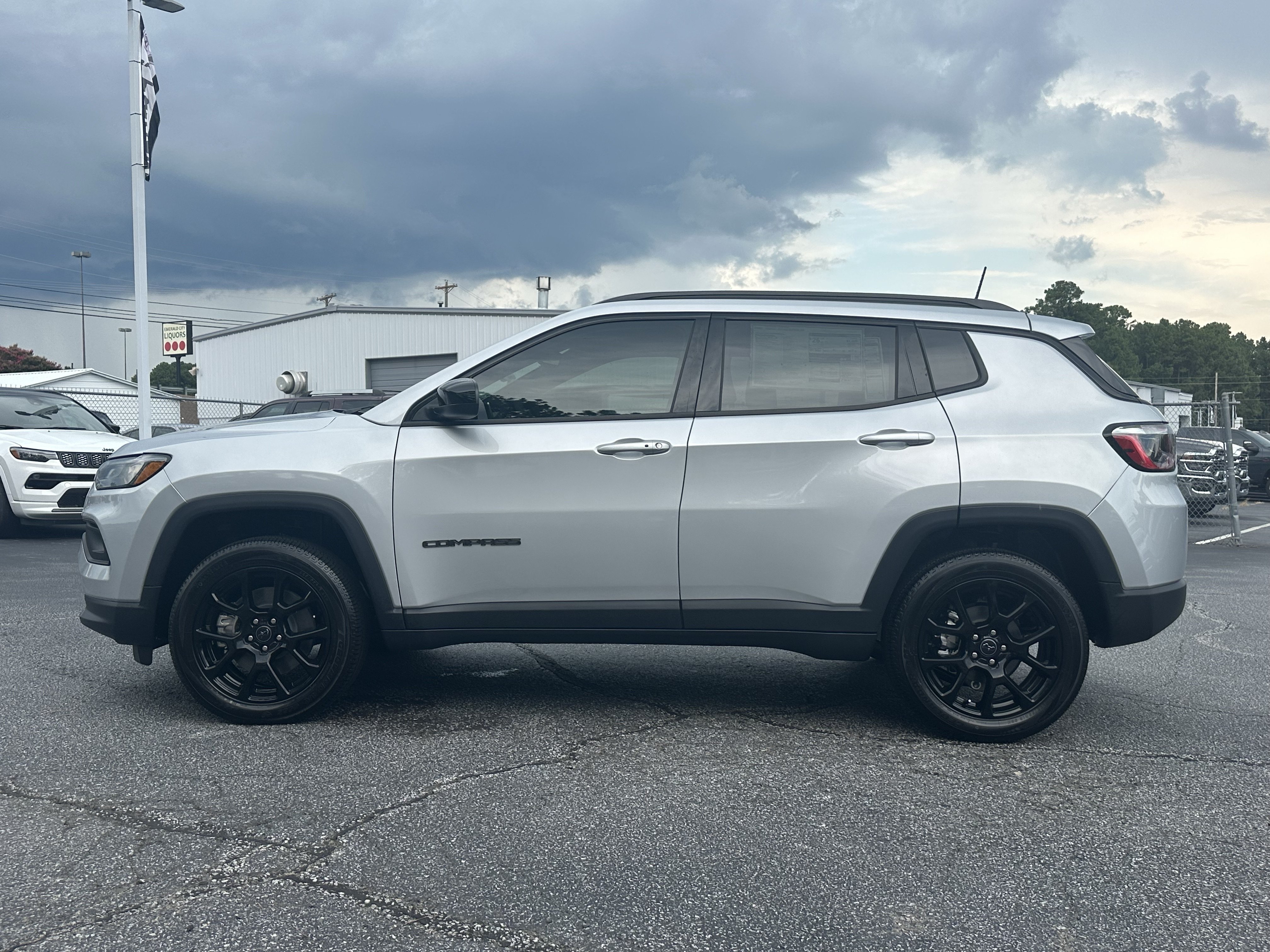 New 2026 Silver Zynith Metallic Clearcoat Jeep Latitude Altitude image 5