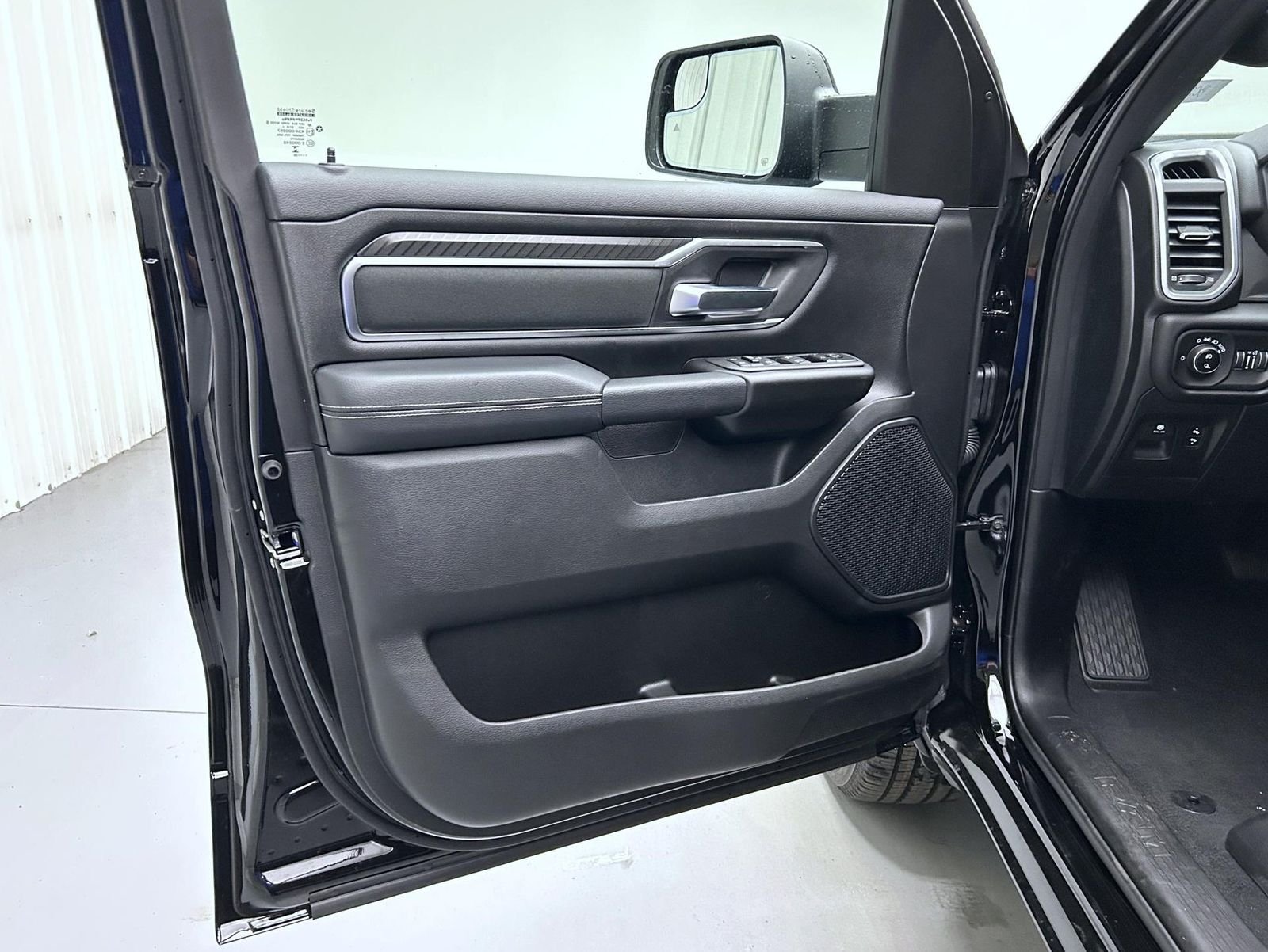 New 2026 Diamond Black Crystal Pearl-Coat Exterior Paint RAM Big Horn/Lone Star image 9