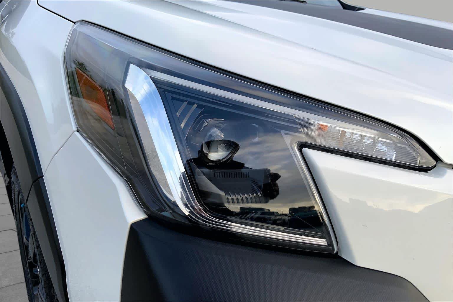 Used 2025 Crystal White Pearl Subaru Wilderness image 27