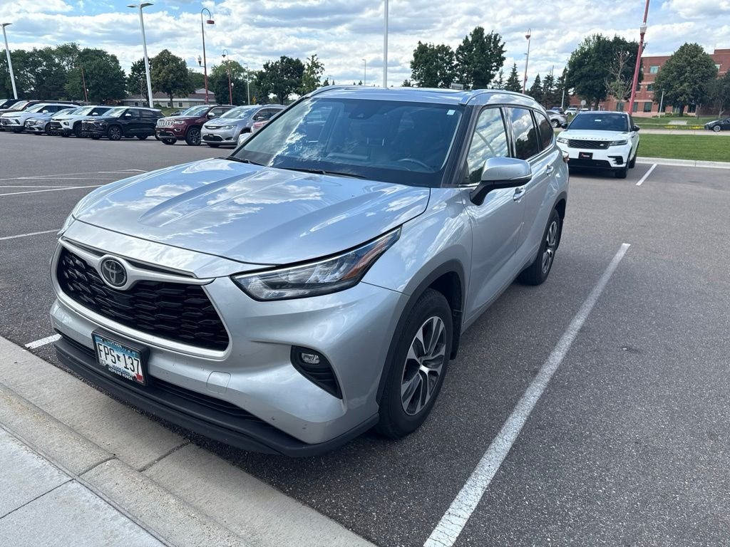 Used 2020 Silver Toyota XLE image 4