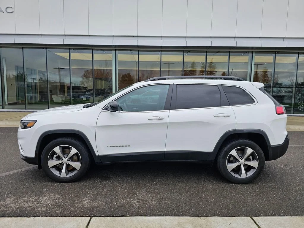 Used 2022  Jeep Limited image 2