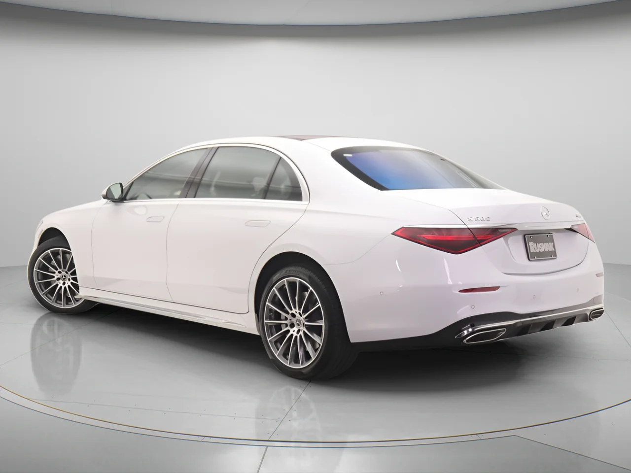 New 2026 MANUFAKTUR Moonlight White Metallic Mercedes-Benz S 580 4MATIC® image 2