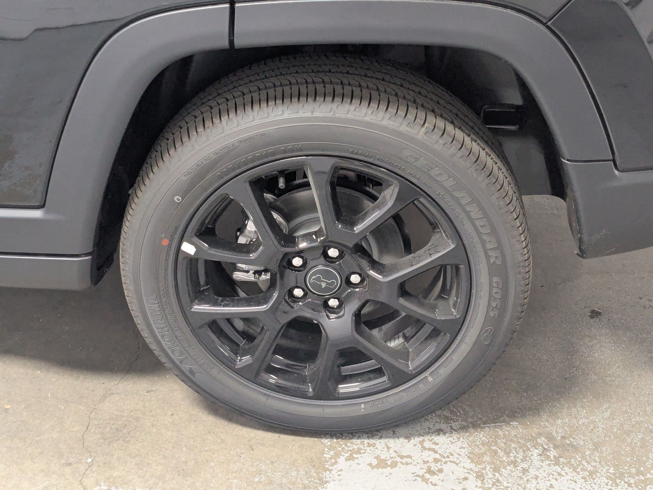 New 2026 Diamond Black Crystal Pearl-Coat Exterior Paint Jeep Latitude image 19
