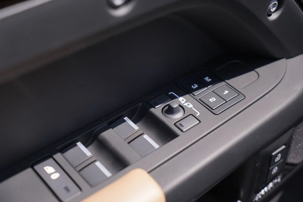2025 Land Rover Defender X-Dynamic SE - Photo 21