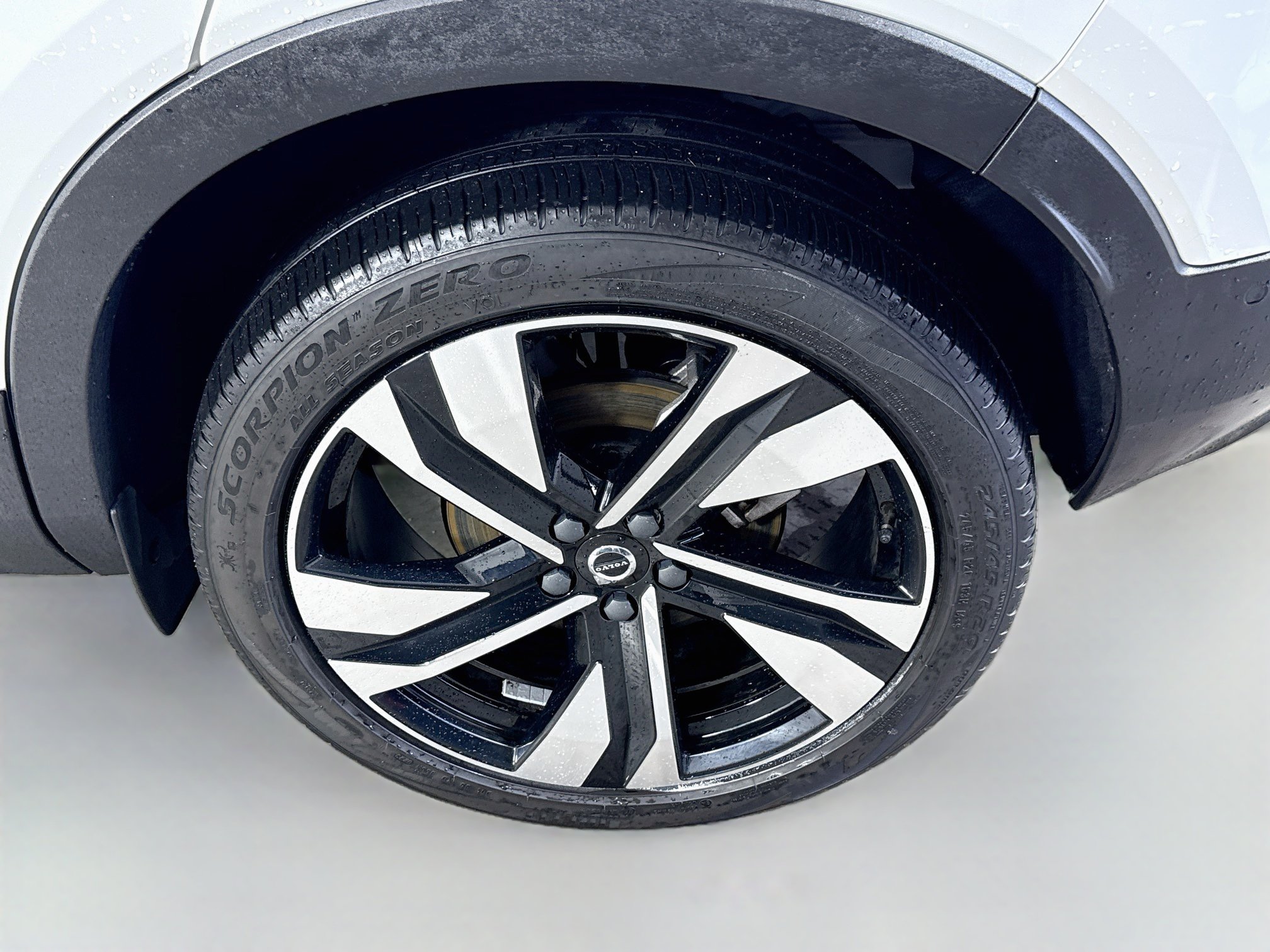 Used 2023 Crystal White Metallic Volvo Plus Bright Theme image 32
