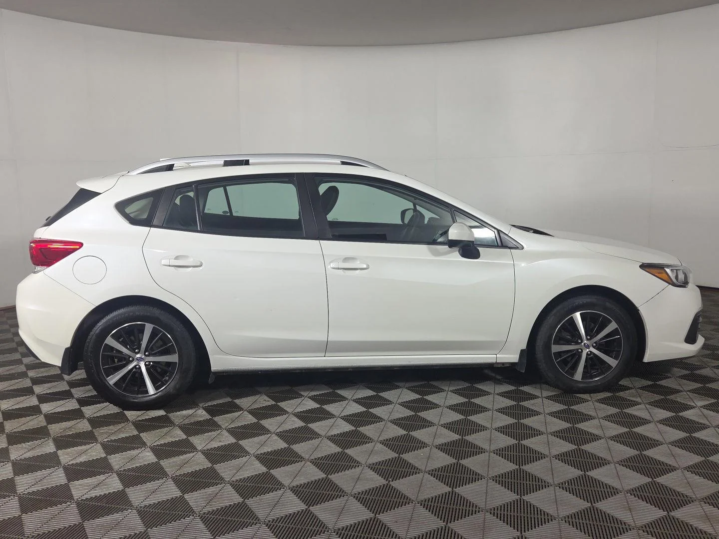 Used 2022 Crystal White Pearl Subaru Premium image 4