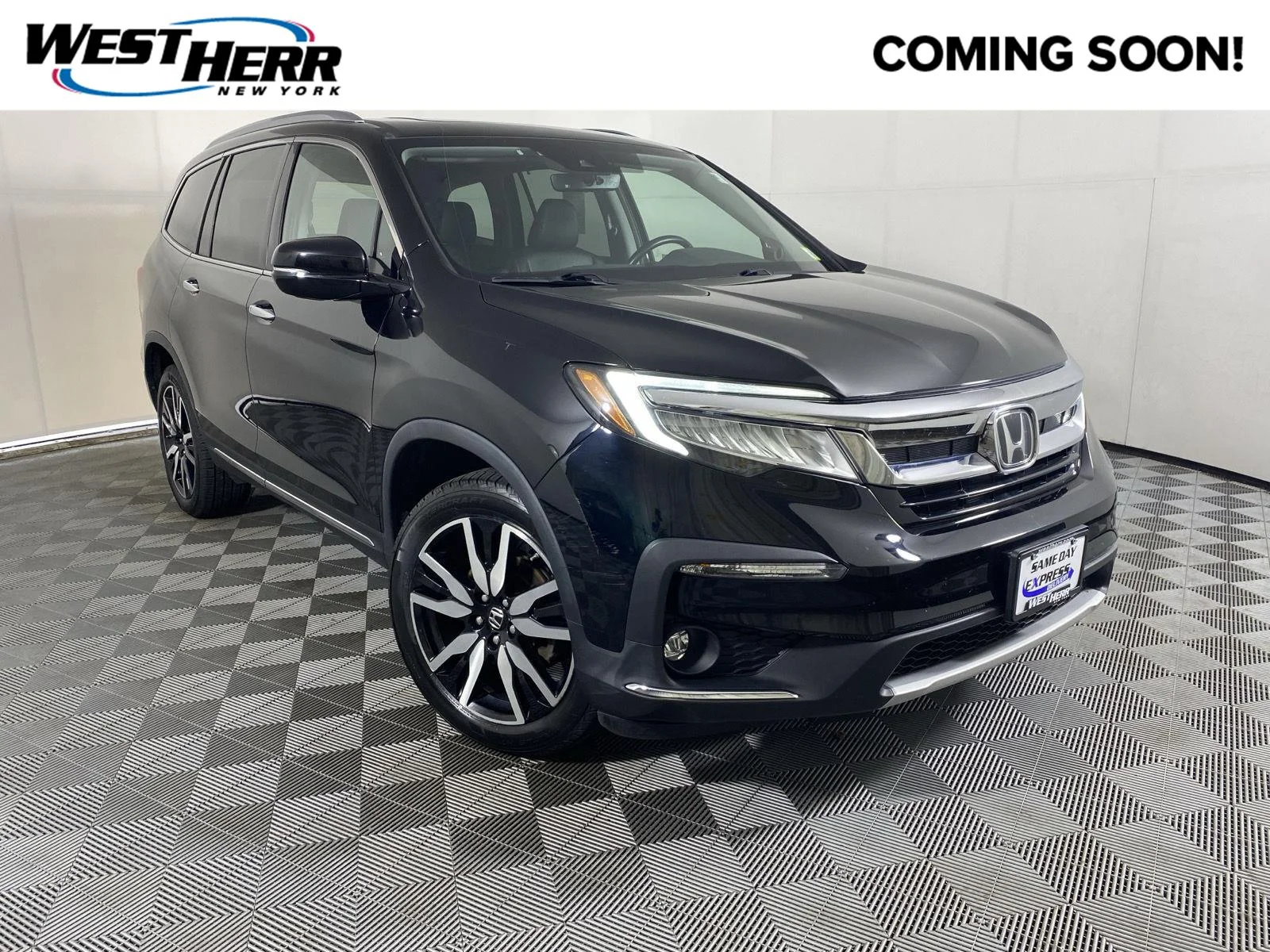 Used 2022 Crystal Black Pearl Honda Touring w/Rear Captain's Chairs image 1