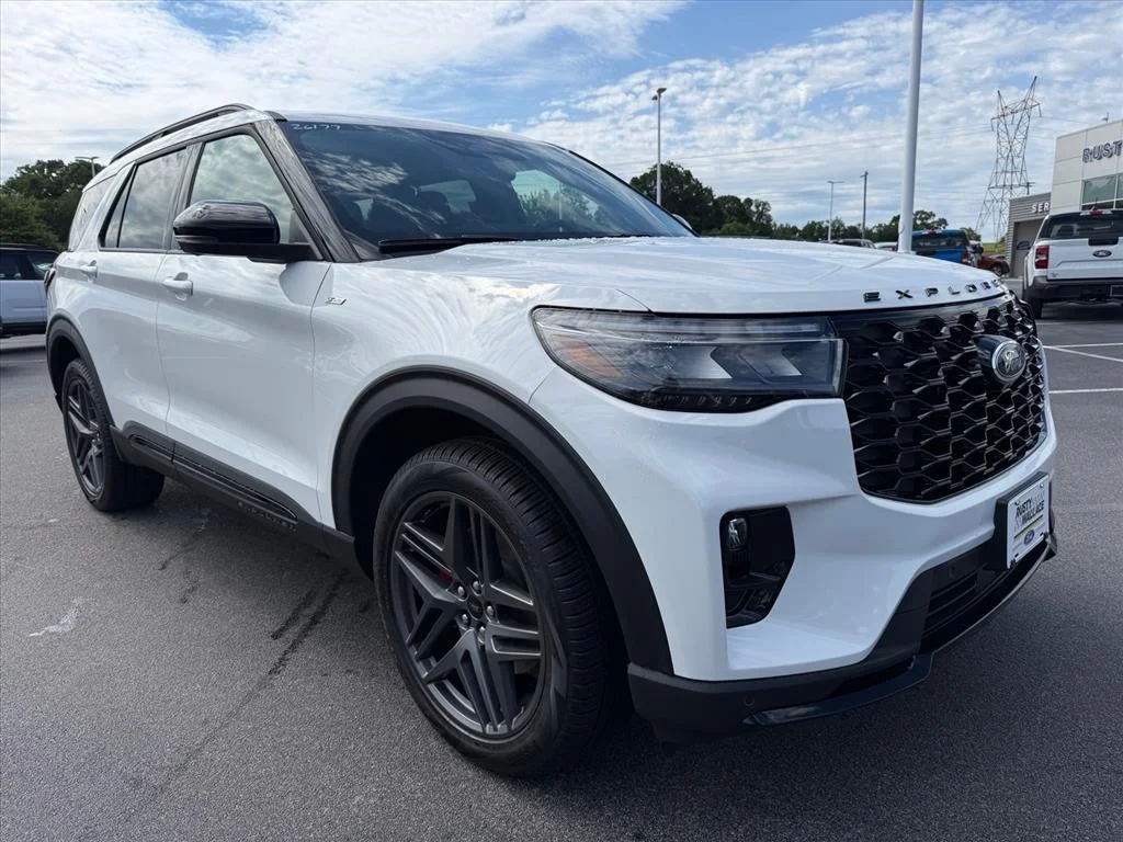 New 2026 Star White Metallic Tri-Coat Ford ST-Line image 3