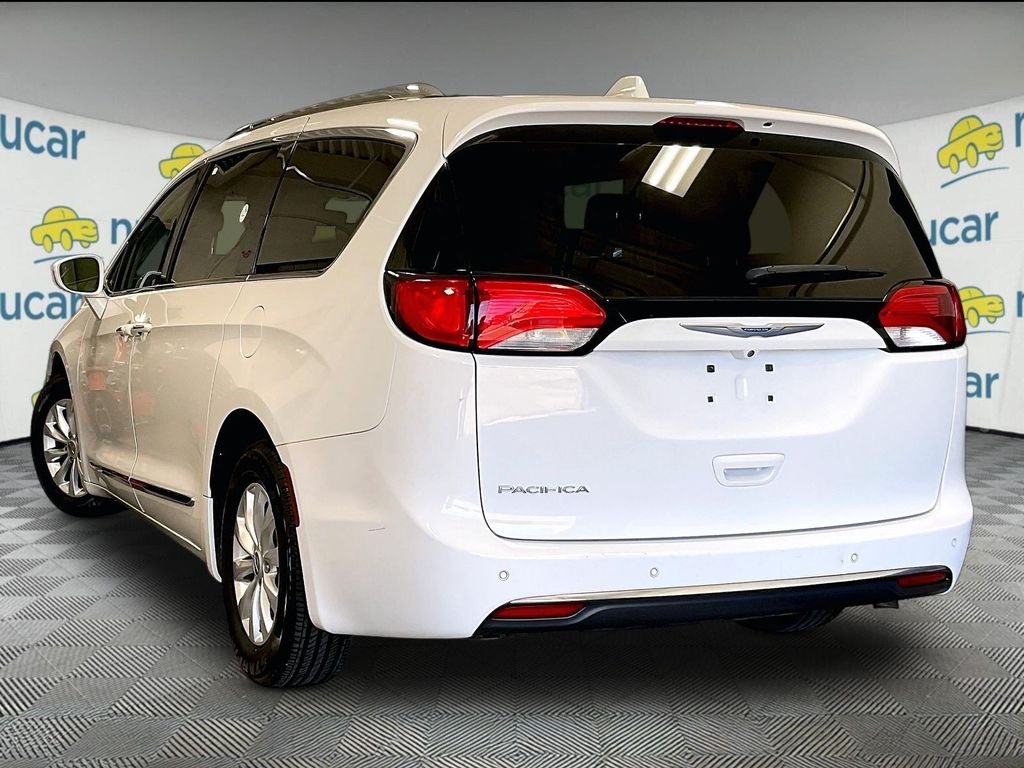 Used 2018 White Chrysler Touring L image 4