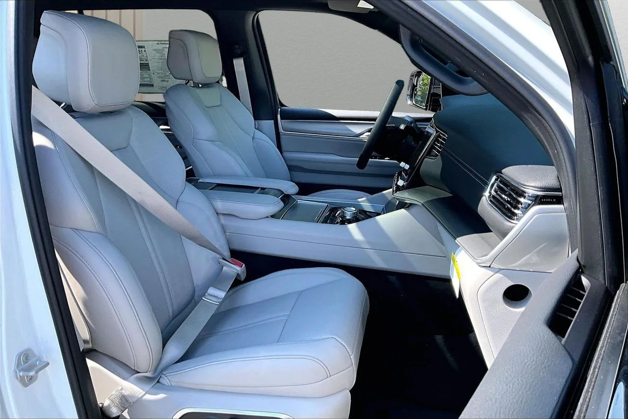 New 2026 Bright White Clear-Coat Exterior Paint Jeep  image 24