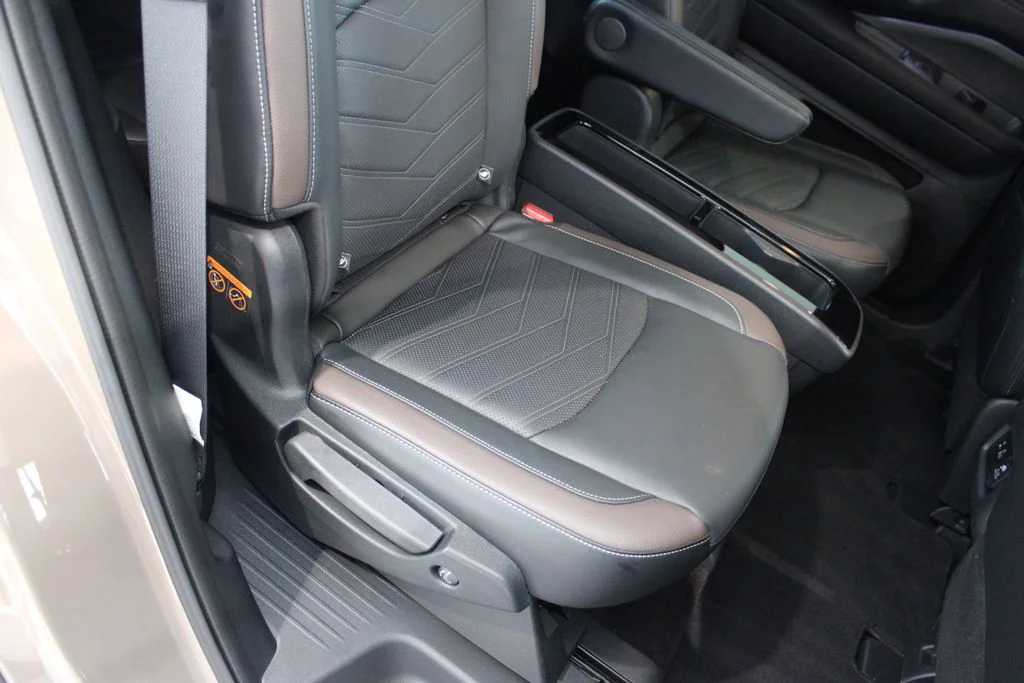 Used 2025  Nissan Platinum image 25
