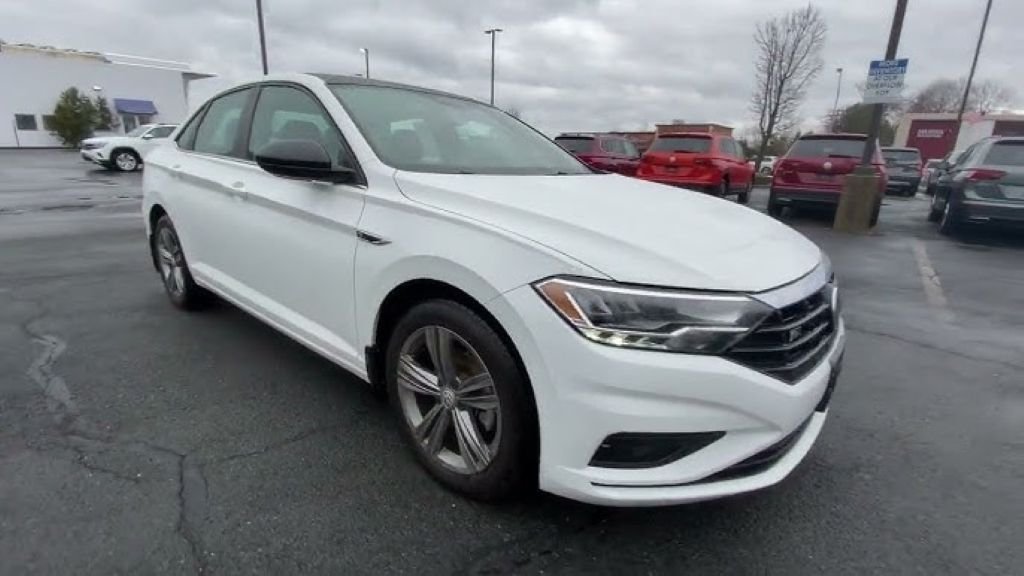Used 2020  Volkswagen R-Line image 1