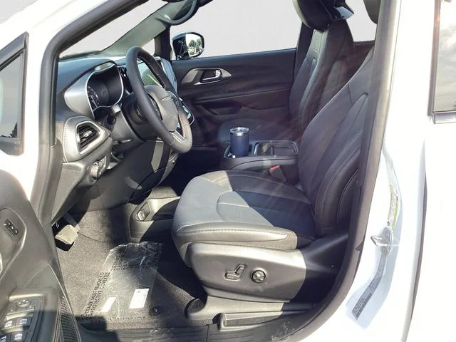 New 2027 Bright White Clearcoat Chrysler SELECT AWD image 10