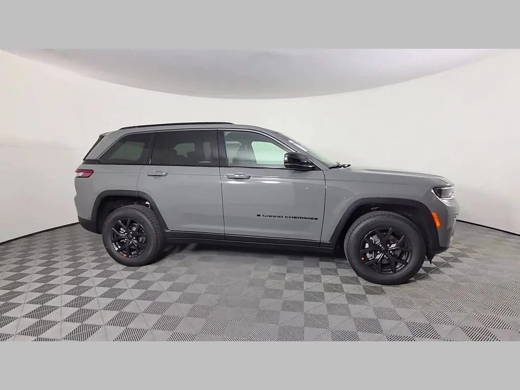 New 2027 Sting-Gray Clearcoat Jeep Laredo Altitude image 21