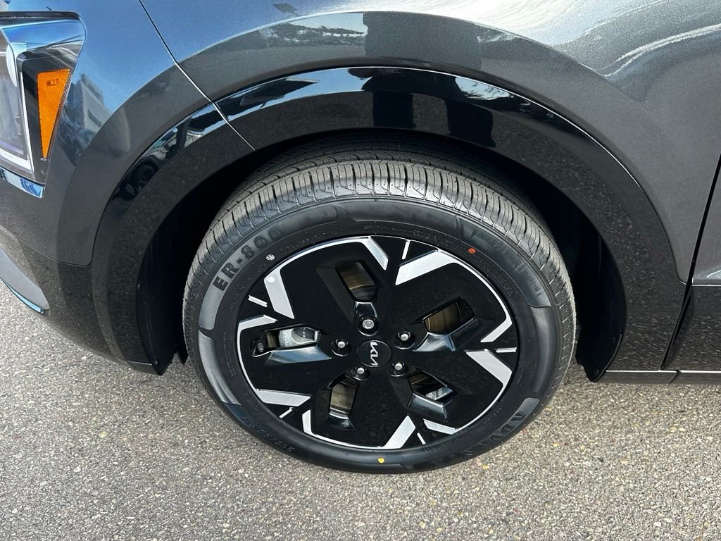 Used 2023 Gray Kia Wind image 10