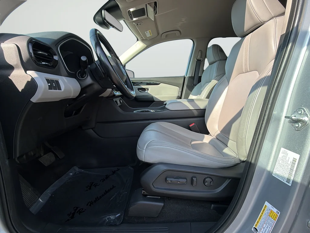 Used 2023 Silver Honda EX-L image 10