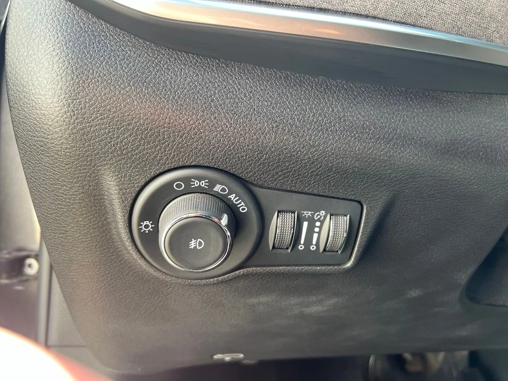 Used 2022 Granite Crystal Clearcoat Metallic Jeep Latitude image 12