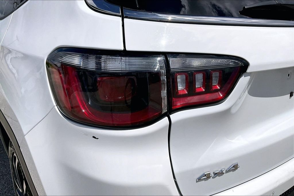 Used 2024 White/off-white Jeep Limited image 20