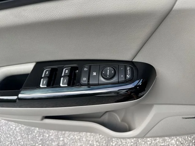 Used 2020 White Kia SX image 29