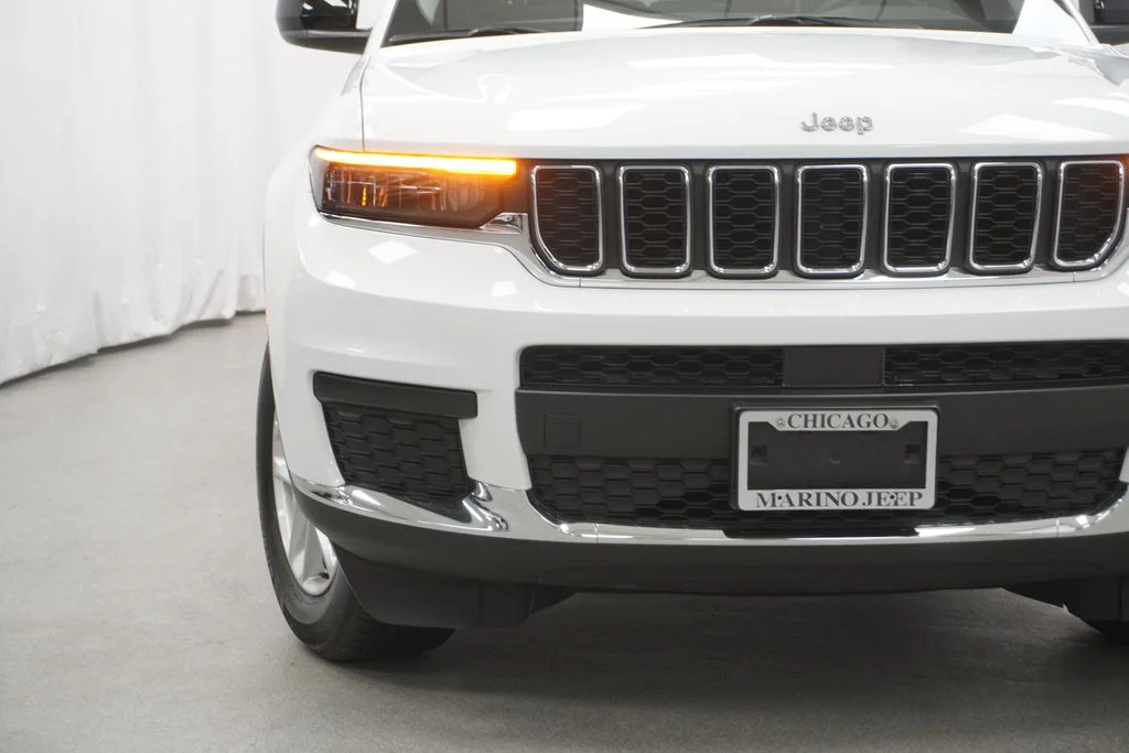 Used 2023 White/off-white Jeep Laredo image 7