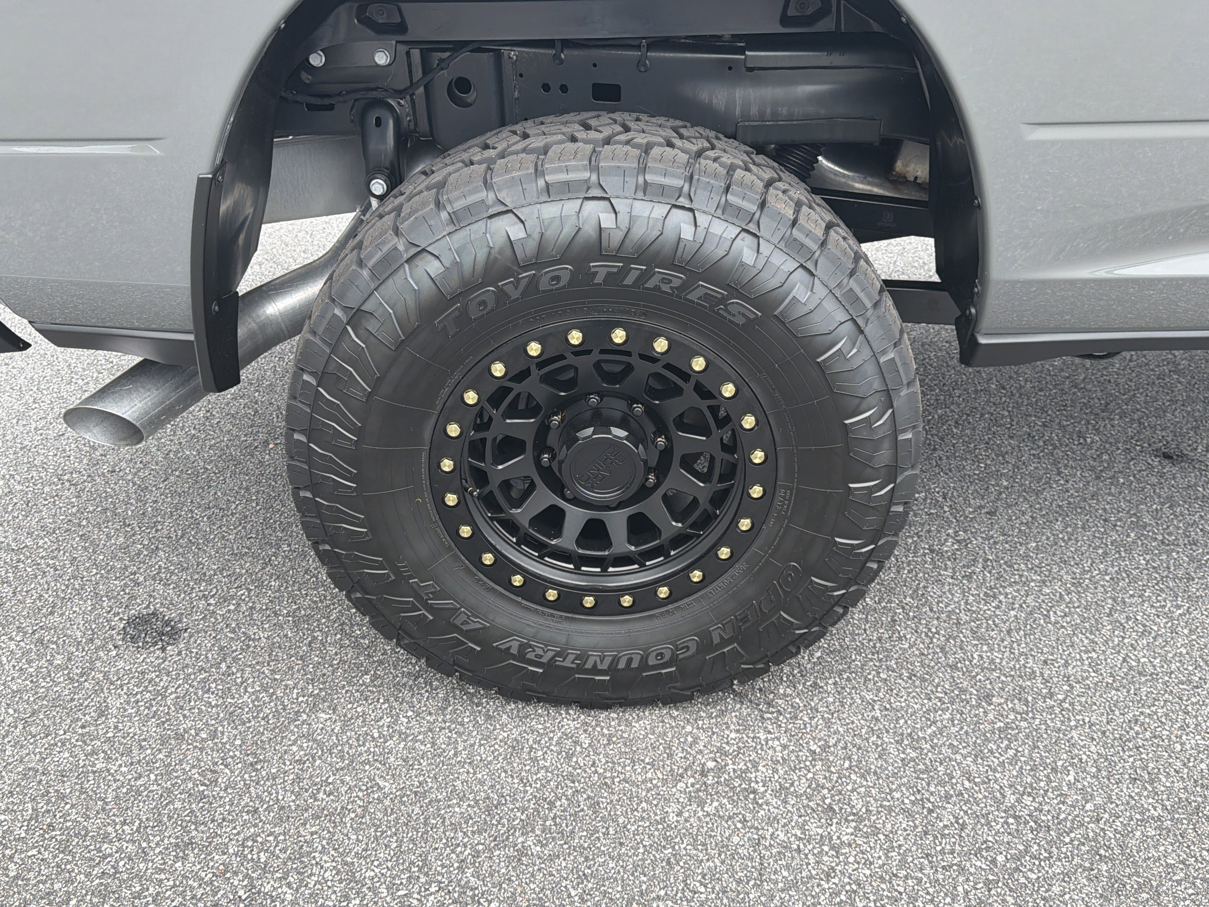 New 2026 Ceramic Gray Clear-Coat Exterior Paint RAM Laramie image 21