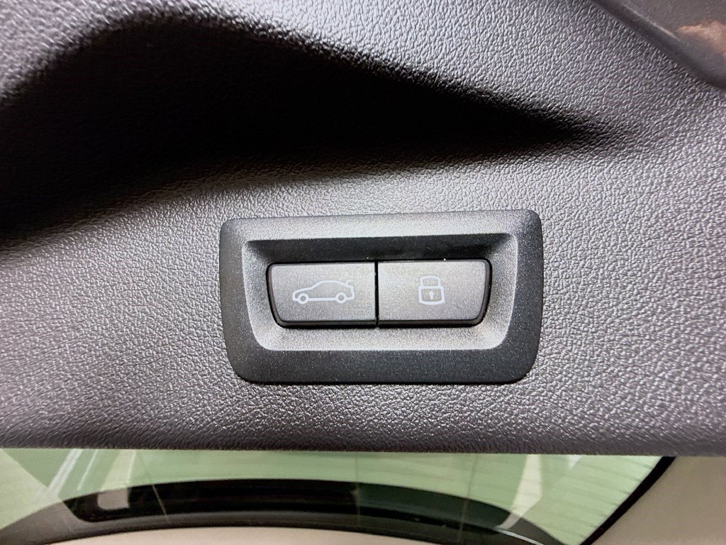Used 2026 Skyscraper Gray Metallic BMW xDrive40i image 40