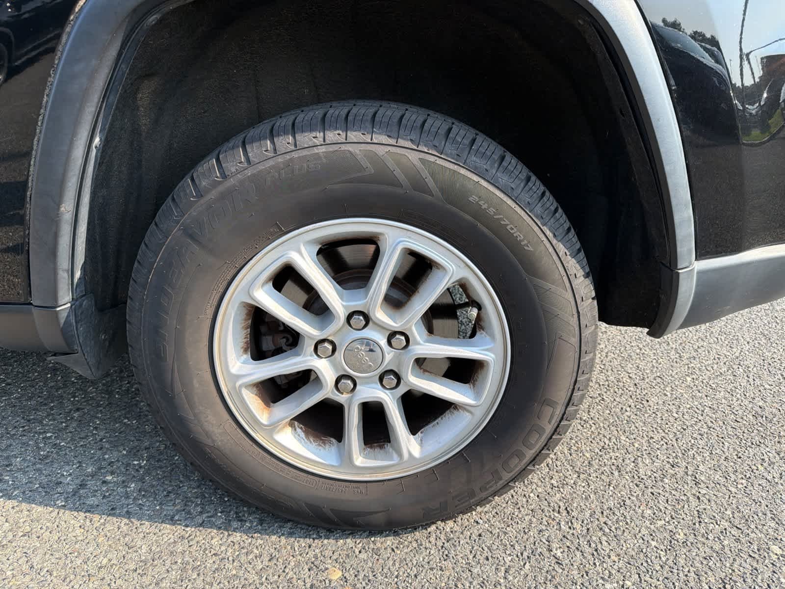 Used 2018 Diamond Black Crystal Pearlcoat Jeep Laredo E image 21