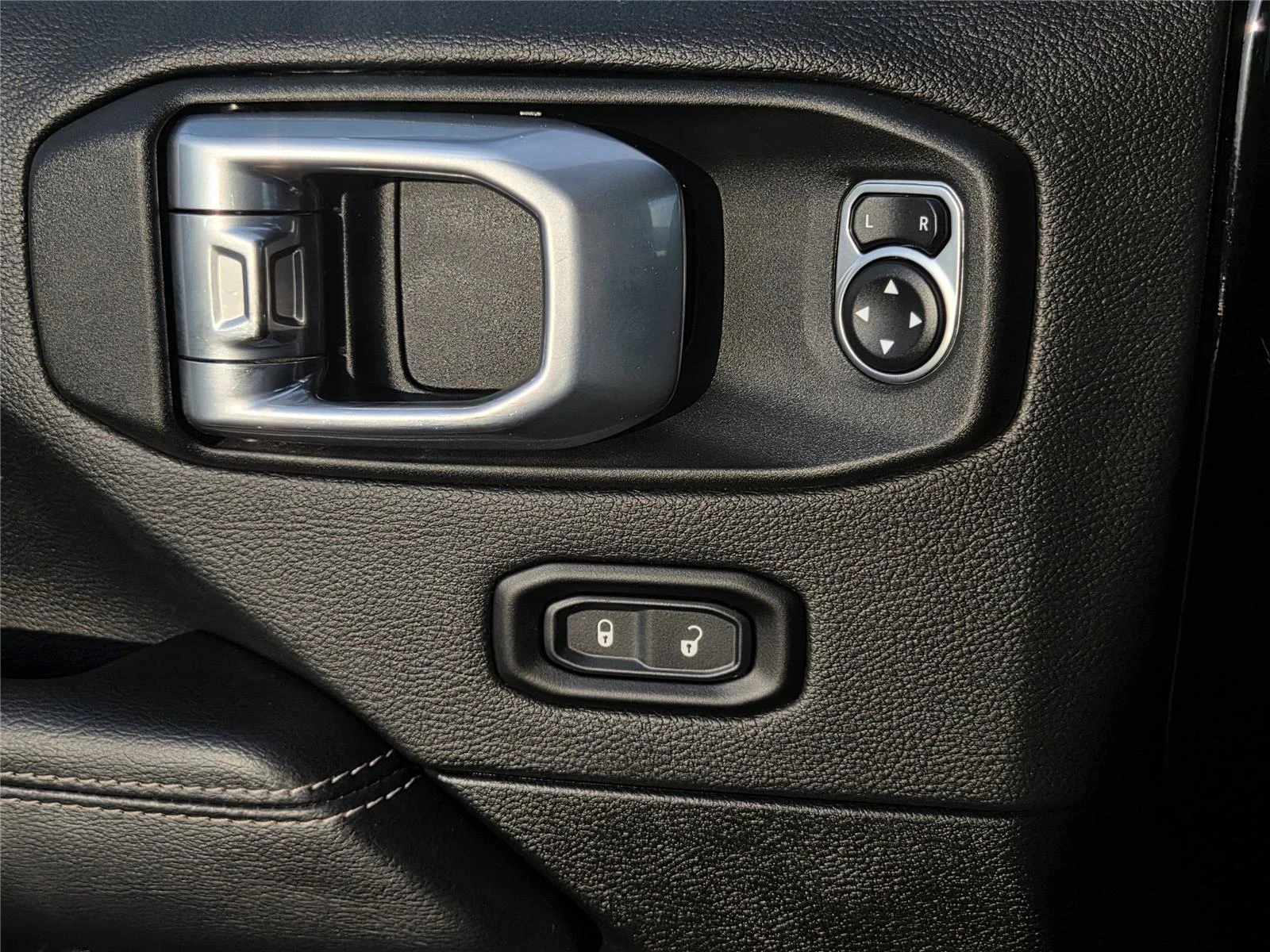 Used 2022 Black Clearcoat Jeep Overland image 18