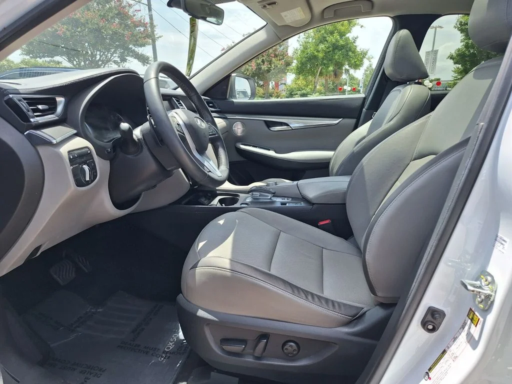 Used 2023 White INFINITI LUXE image 12