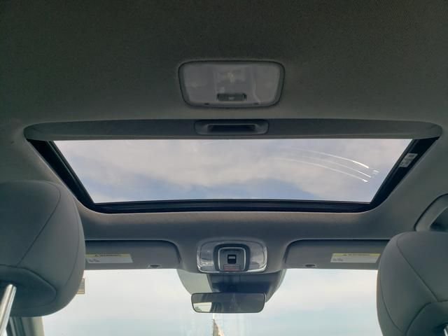 Used 2025 White Hyundai SEL Convenience image 14