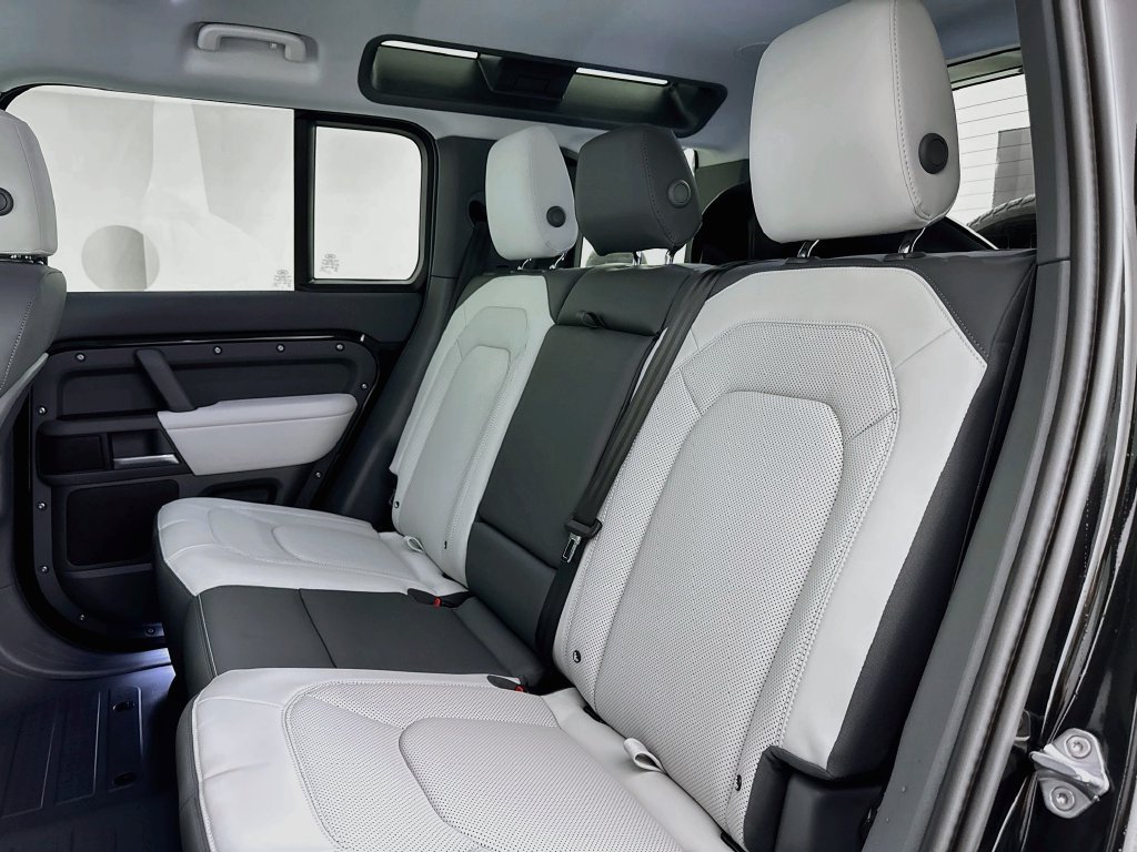 New 2026 Santorini Black Land Rover X-Dynamic SE image 25