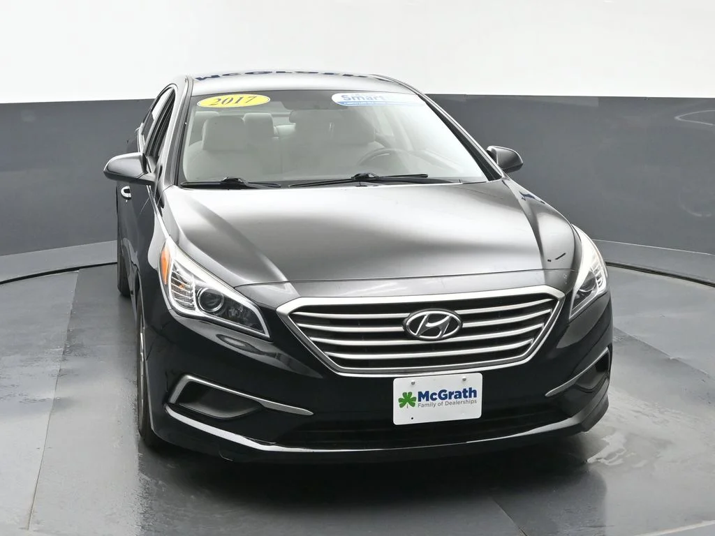 Used 2017 Black Hyundai SE image 5