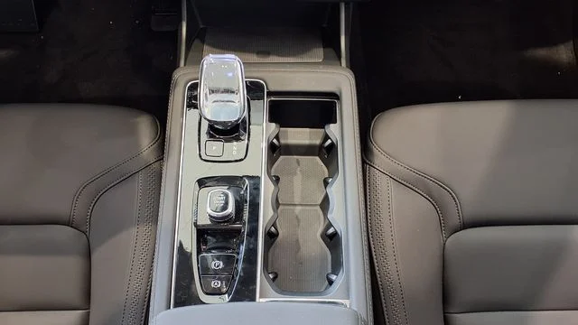 New 2026 Crystal White Volvo Plus image 25