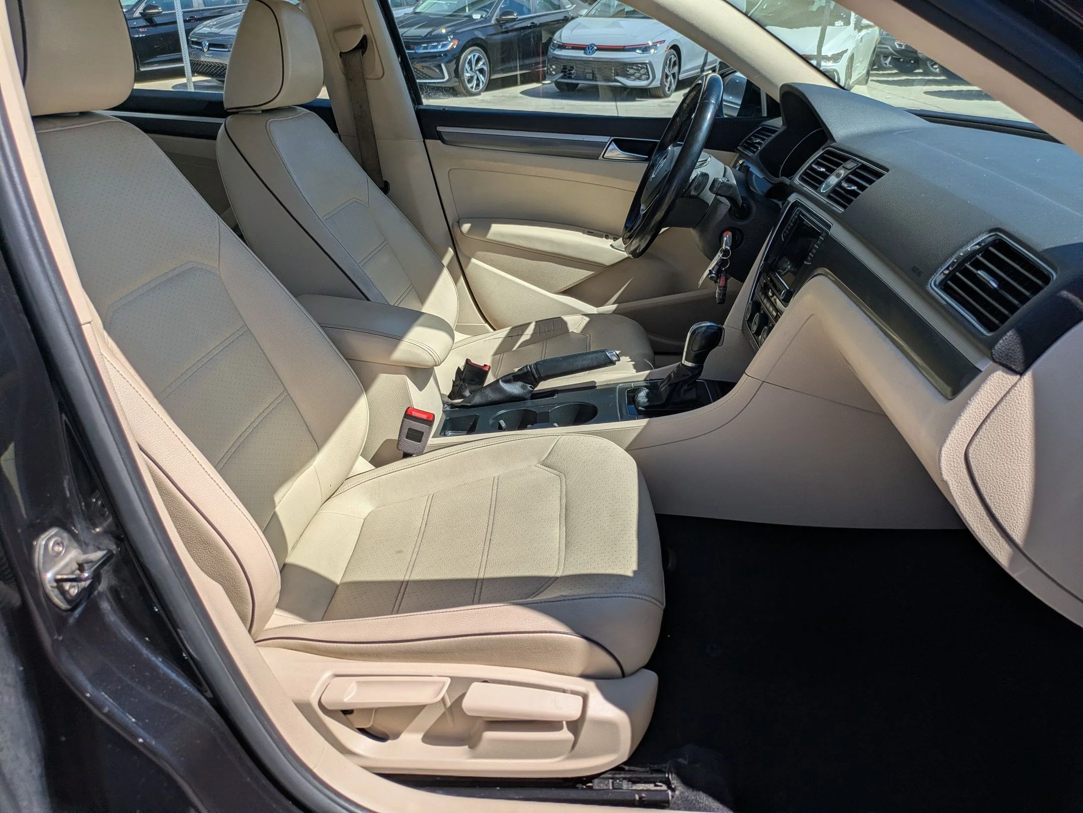 Used 2017 Deep Black Pearl Volkswagen R-Line w/Comfort Pkg image 28