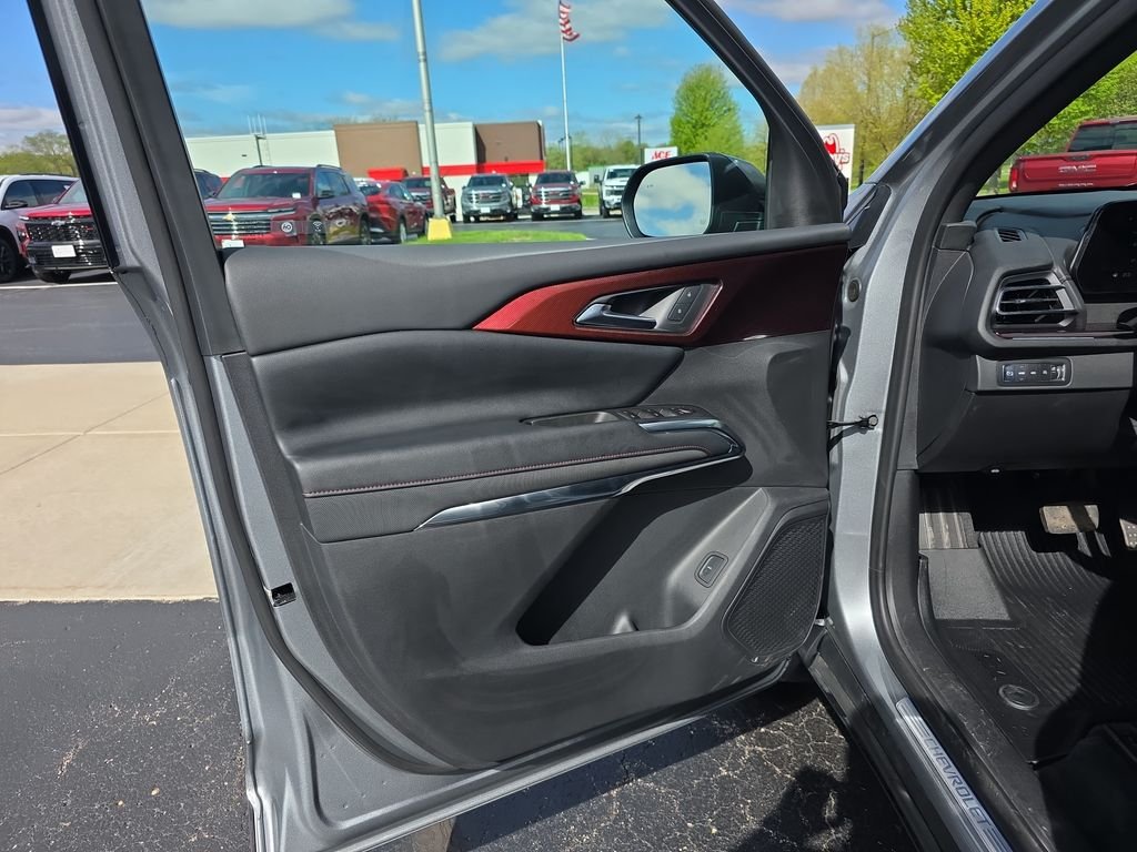 Used 2025 Gray Chevrolet Z71 image 12