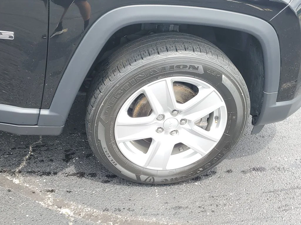 Certified Used 2022 Black Jeep Latitude image 6