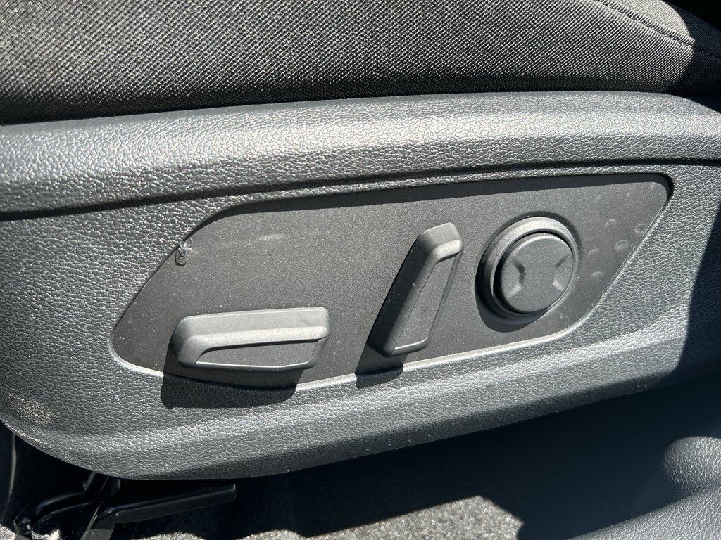 New 2026 Glacial White Pearl Kia LX image 18