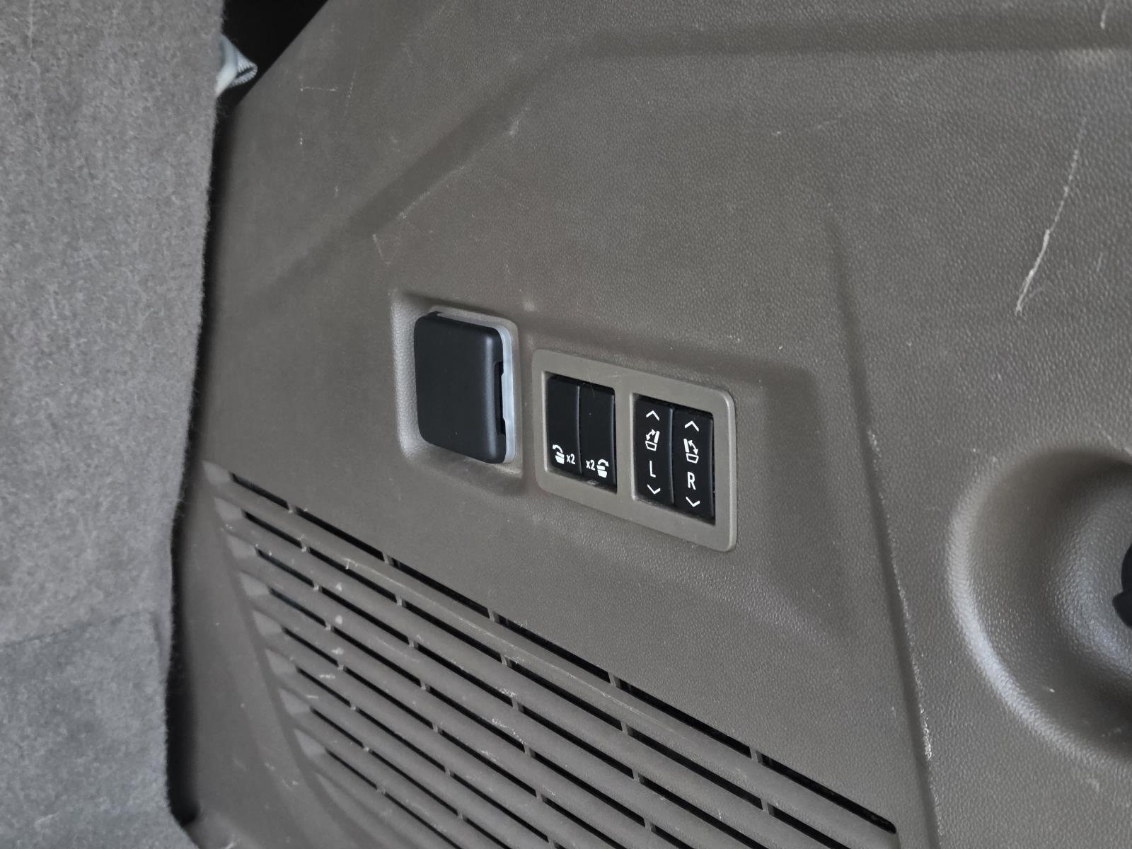 Used 2022 White Frost Tricoat GMC Denali image 12